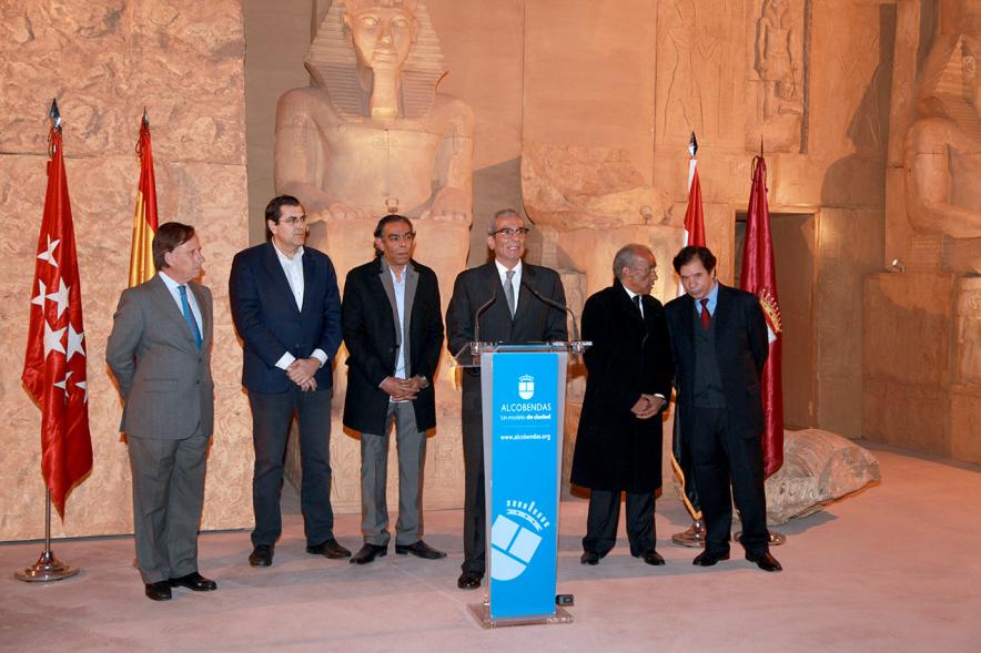 Inauguración Exposición "El Templo de Abu Simbel. Rámses, Rey de Reyes" en el Invernadero - Imagen de una de las autoridades dirigiéndose al público.
