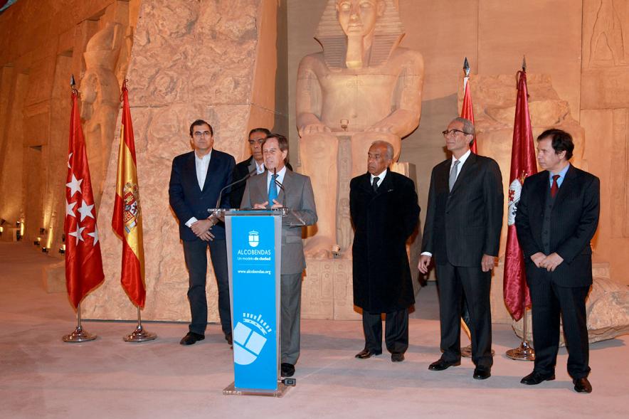 Inauguración Exposición "El Templo de Abu Simbel. Rámses, Rey de Reyes" en el Invernadero - Imagen de una de las autoridades dirigiéndose al público.