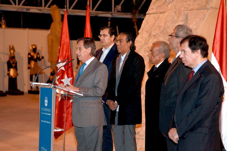 Inauguración Exposición "El Templo de Abu Simbel. Rámses, Rey de Reyes" en el Invernadero - Imagen del alcalde García de Vinuesa dirigiéndose al público.