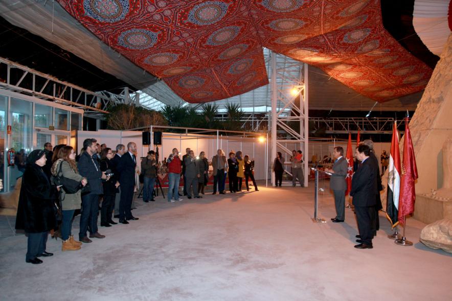 Inauguración Exposición "El Templo de Abu Simbel. Rámses, Rey de Reyes" en el Invernadero - Imagen del alcalde García de Vinuesa dirigiéndose al público.