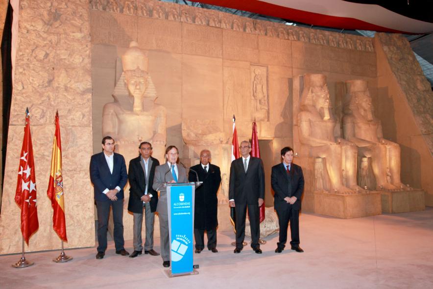 Inauguración Exposición "El Templo de Abu Simbel. Rámses, Rey de Reyes" en el Invernadero - Imagen del alcalde García de Vinuesa dirigiéndose al público.