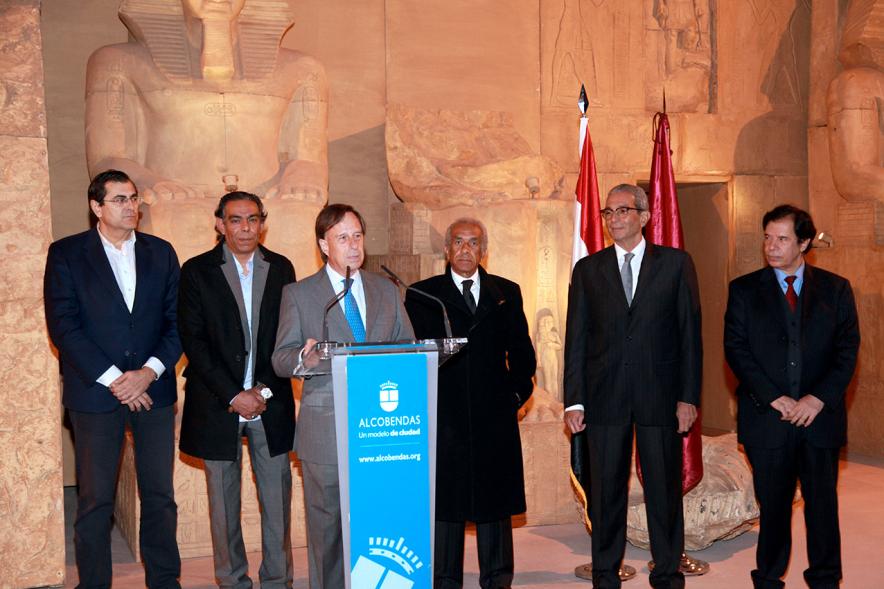 Inauguración Exposición "El Templo de Abu Simbel. Rámses, Rey de Reyes" en el Invernadero - Imagen del alcalde García de Vinuesa dirigiéndose al público.
