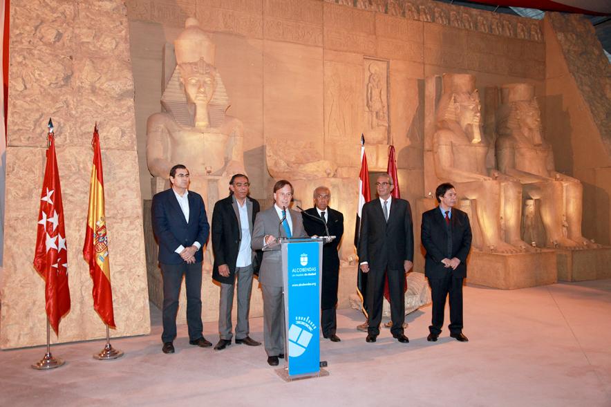 Inauguración Exposición "El Templo de Abu Simbel. Rámses, Rey de Reyes" en el Invernadero - Imagen del alcalde García de Vinuesa dirigiéndose al público.