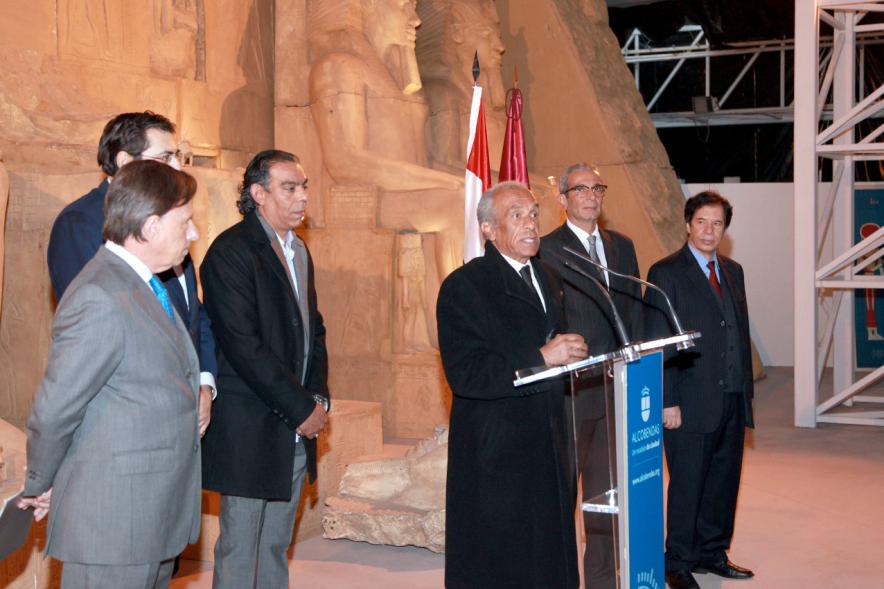 Inauguración Exposición "El Templo de Abu Simbel. Rámses, Rey de Reyes" en el Invernadero -  Imagen de una de las autoridades dirigiéndose al público.