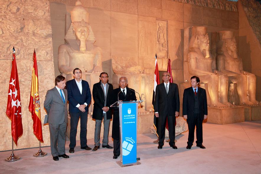 Inauguración Exposición "El Templo de Abu Simbel. Rámses, Rey de Reyes" en el Invernadero -  Imagen de una de las autoridades dirigiéndose al público.
