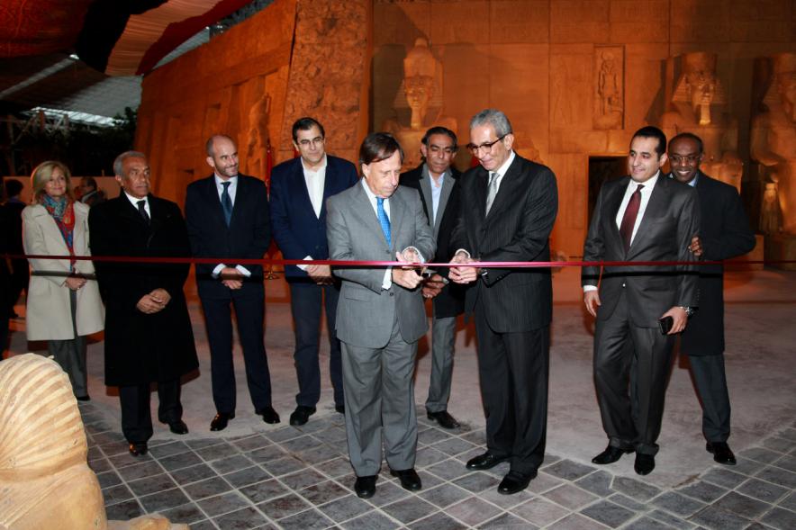 Inauguración Exposición "El Templo de Abu Simbel. Rámses, Rey de Reyes" en el Invernadero - Imagen del alcalde García de Vinuesa cortando la cinta inaugural de la exposición.