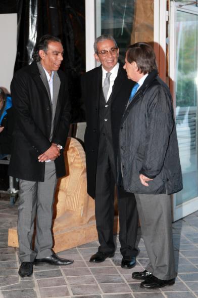 Inauguración Exposición "El Templo de Abu Simbel. Rámses, Rey de Reyes" en el Invernadero - Imagen del alcalde García de Vinuesa junto con a a las autoridades de la exposición.