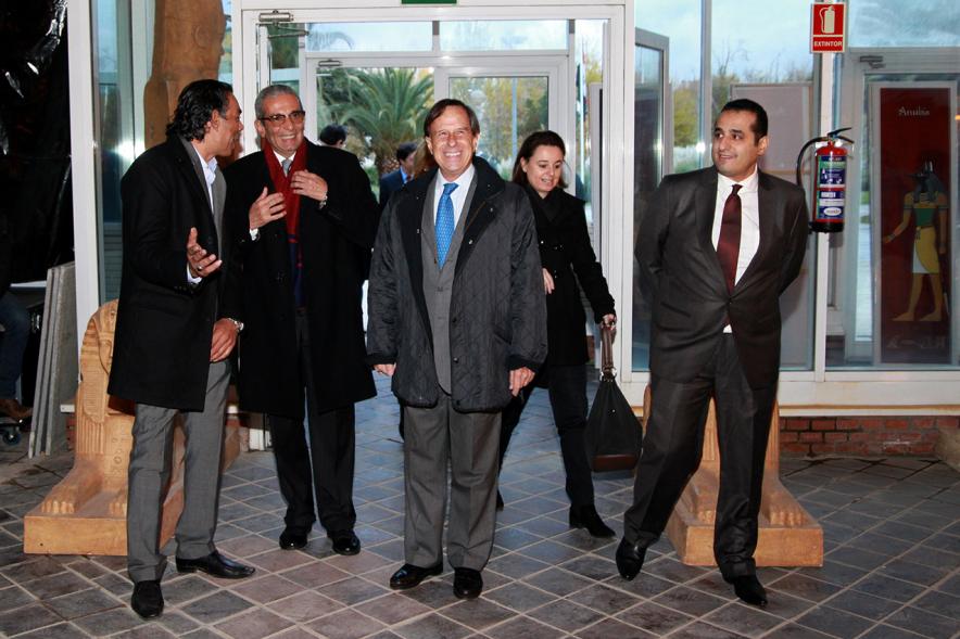 Inauguración Exposición "El Templo de Abu Simbel. Rámses, Rey de Reyes" en el Invernadero - Imagen del alcalde García de Vinuesa junto con a a las autoridades de la exposición.
