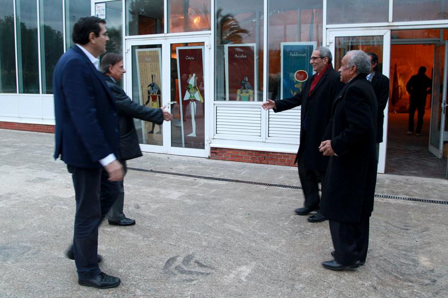 Inauguración Exposición "El Templo de Abu Simbel. Rámses, Rey de Reyes" en el Invernadero -  Imagen del alcalde García de Vinuesa saludando a su llegada a las autoridades de la exposición.