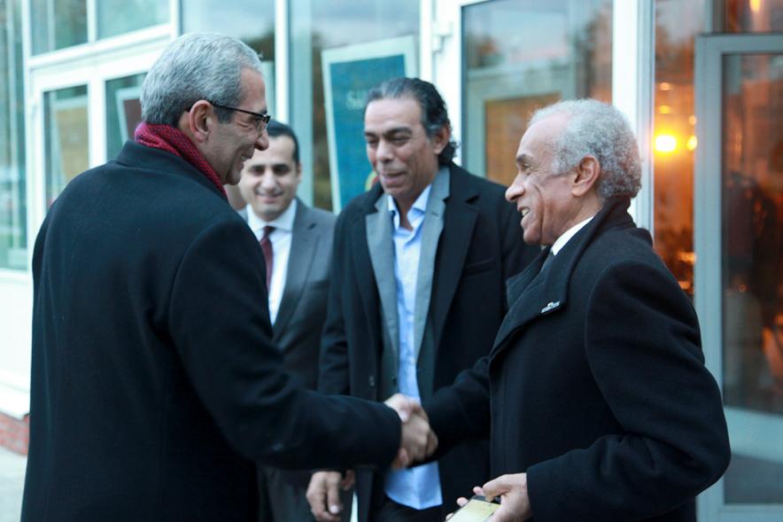 Inauguración Exposición "El Templo de Abu Simbel. Rámses, Rey de Reyes" en el Invernadero -  Imagen del alcalde García de Vinuesa saludando a su llegada a las autoridades de la exposición.