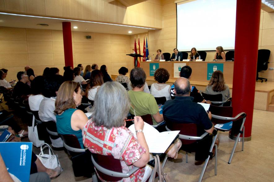 Jornada sobre Acoso Escolar y Experiencias Locales para Prevención del Acoso Escolar - Parte posterior de los asistentes.