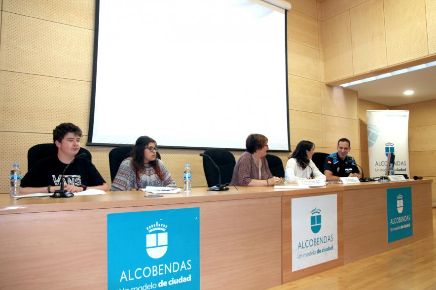 Jornada sobre Acoso Escolar y Experiencias Locales para Prevención del Acoso Escolar - Mesa principal de los ponentes.