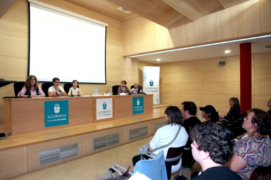 Jornada sobre Acoso Escolar y Experiencias Locales para Prevención del Acoso Escolar - Mesa principal y los asistentes.