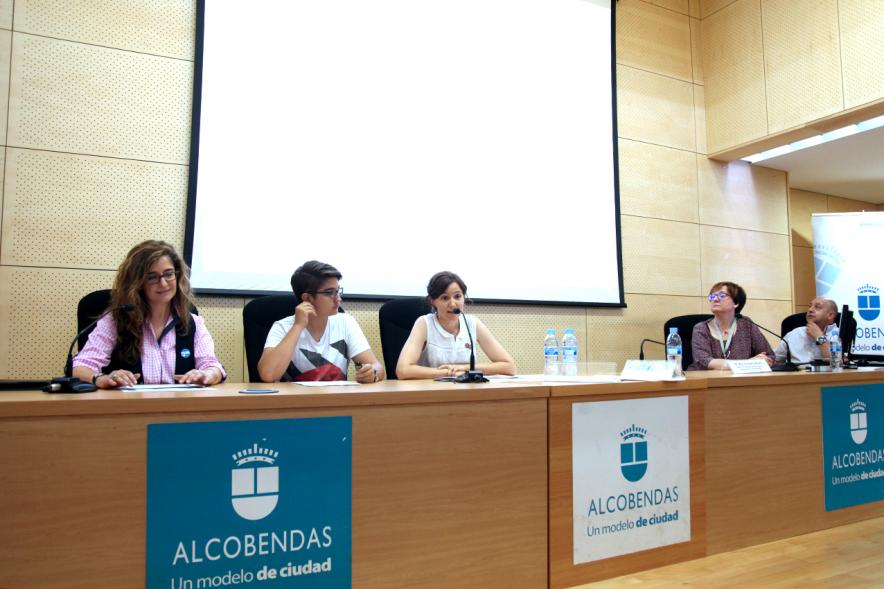 Jornada sobre Acoso Escolar y Experiencias Locales para Prevención del Acoso Escolar - Mesa principal de los ponentes.