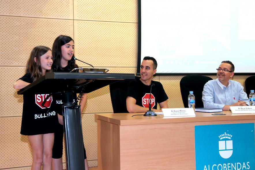 Jornada sobre Acoso Escolar y Experiencias Locales para Prevención del Acoso Escolar - Intervención de dos niñas. 