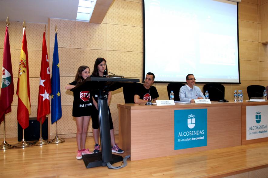 Jornada sobre Acoso Escolar y Experiencias Locales para Prevención del Acoso Escolar - Intervención de dos niñas.