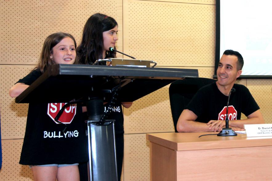 Jornada sobre Acoso Escolar y Experiencias Locales para Prevención del Acoso Escolar - Dos niñas intervienen desde el atril.
