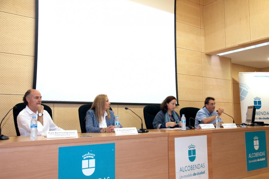 Jornada sobre Acoso Escolar y Experiencias Locales para Prevención del Acoso Escolar - Mesa principal de los ponentes.