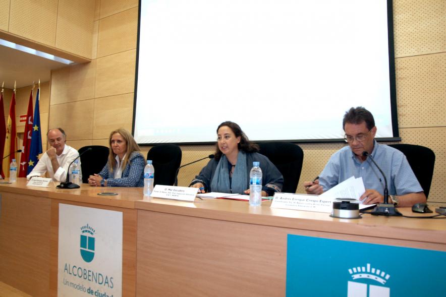 Jornada sobre Acoso Escolar y Experiencias Locales para Prevención del Acoso Escolar - Mesa principal de los ponentes.