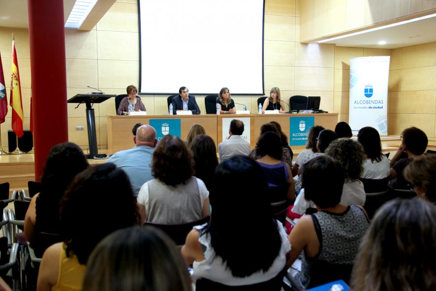 Jornada sobre Acoso Escolar y Experiencias Locales para Prevención del Acoso Escolar - Vista posterior de la sala.
