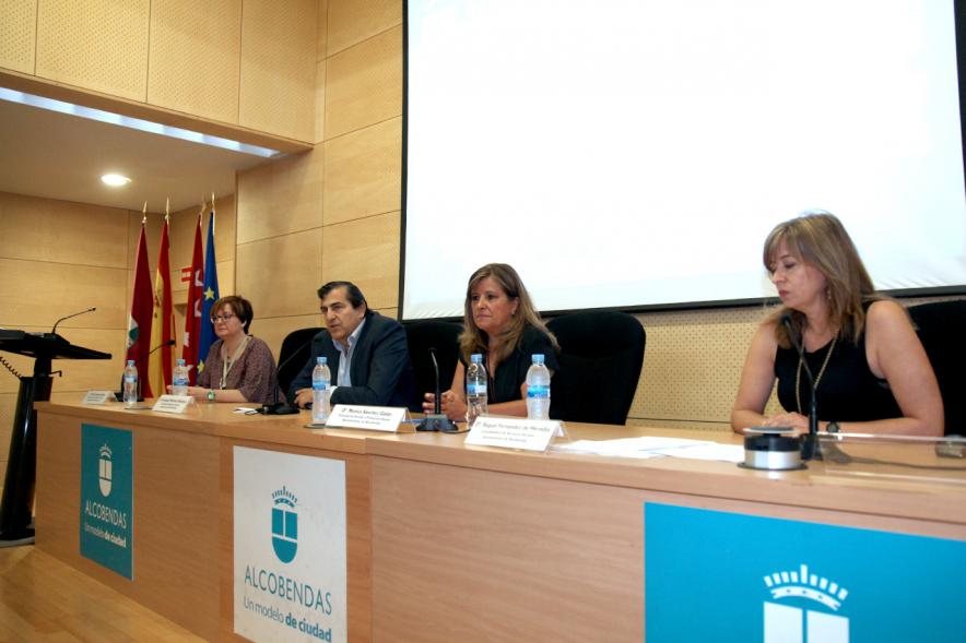 Jornada sobre Acoso Escolar y Experiencias Locales para Prevención del Acoso Escolar - Estrado con los representantes municipales.