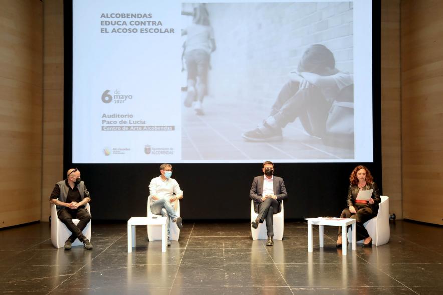 Jornada contra el Acoso Escolar - Imagen de los participantes en la jornada contra el Acoso Escolar en el escenario.