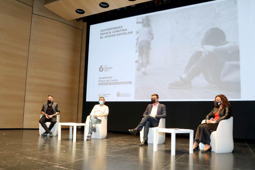 Jornada contra el Acoso Escolar - Imagen de los participantes en la jornada contra el Acoso Escolar en el escenario.