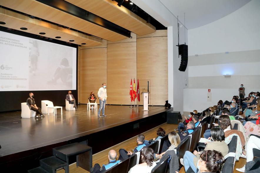 Jornada contra el Acoso Escolar - Imagen lejana del alcalde Rafael Sánchez Acera en un momento de su intervención contra el Acoso Escolar.
