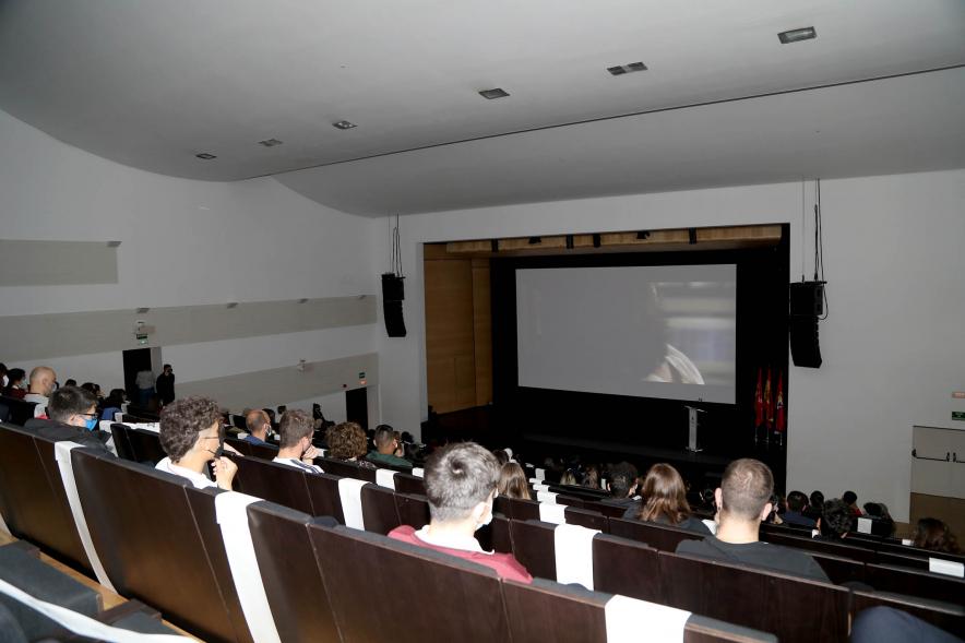 Jornada contra el Acoso Escolar - Imagen vista general del Auditorio Paco de Lucía, en el escenario se está proyectando el cortometraje "Cómplices".