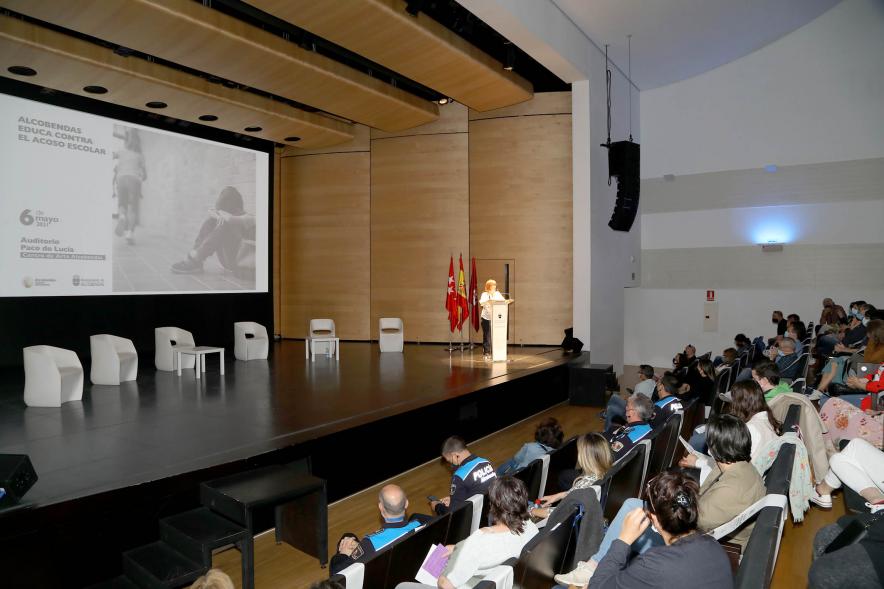 Jornada contra el Acoso Escolar - Imagen lejana de un momento de la intervención de una ponente.