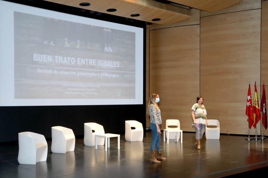 Jornada contra el Acoso Escolar - Imagen de un momento del un coloquio con psicólogas municipales que se desarrolla sobre el escenario.