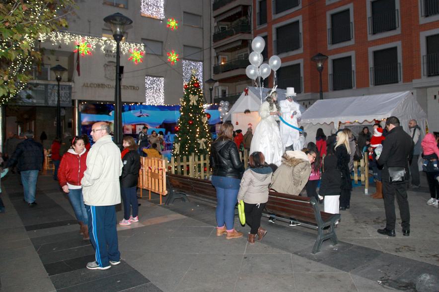 Inauguración Actividades Navideñas - Imagen del público asistente en el mercado navideño.