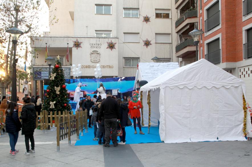 Inauguración Actividades Navideñas - Imagen del público asistente en el mercado navideño.