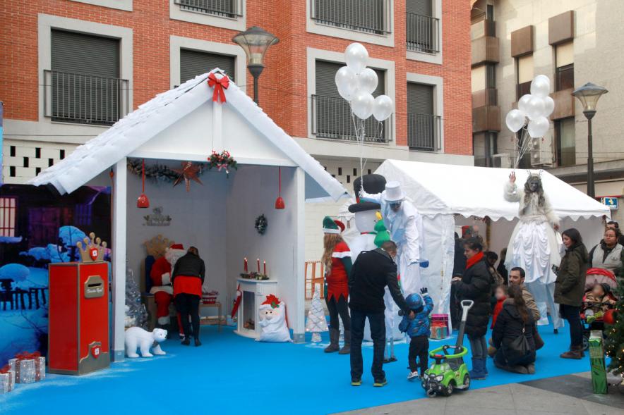 Inauguración Actividades Navideñas - Imagen del público asistente en el mercado navideño.