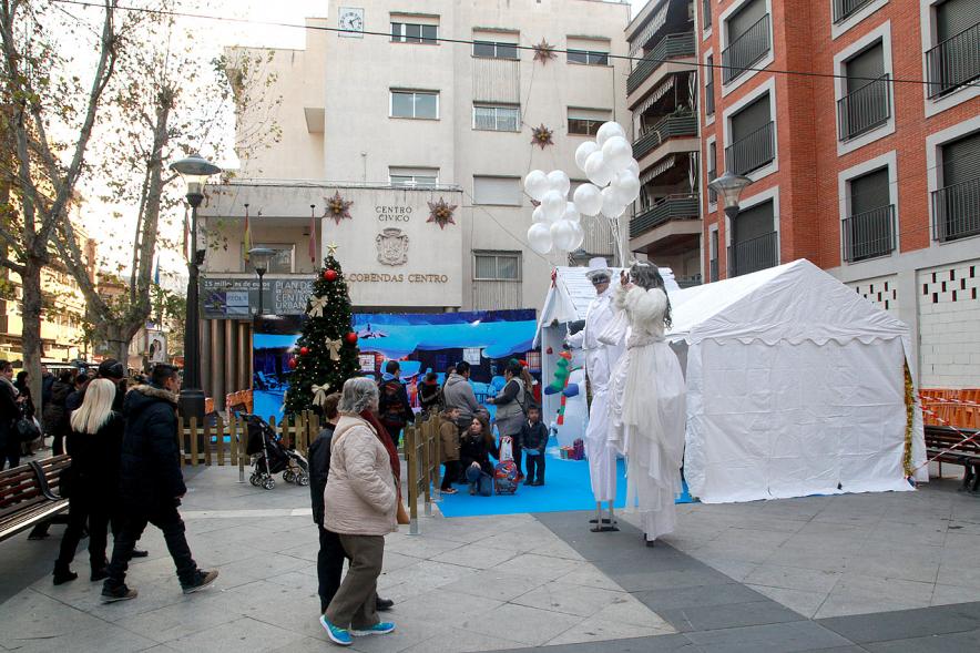 Inauguración Actividades Navideñas - Imagen del público asistente en el mercado navideño.
