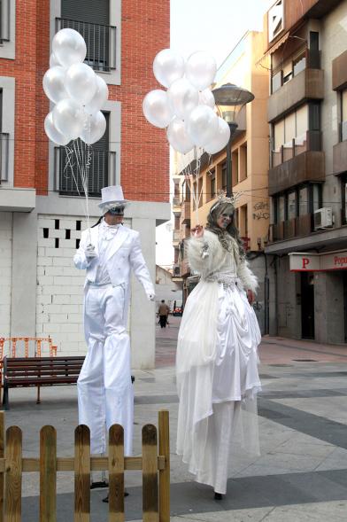 Inauguración Actividades Navideñas - Imagen de unas personas disfrazadas y con zancos.