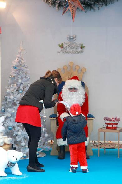 Inauguración Actividades Navideñas - Imagen de niño visitando a Papa Noel.