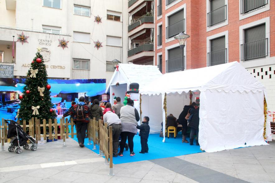Inauguración Actividades Navideñas - Imagen del público asistente en el mercado navideño.