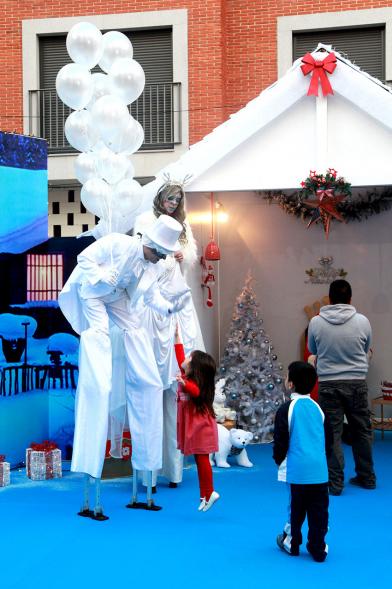 Inauguración Actividades Navideñas - Imagen de unas personas disfrazadas con niños.
