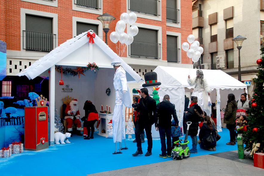 Inauguración Actividades Navideñas - Imagen del público asistente en el mercado navideño.