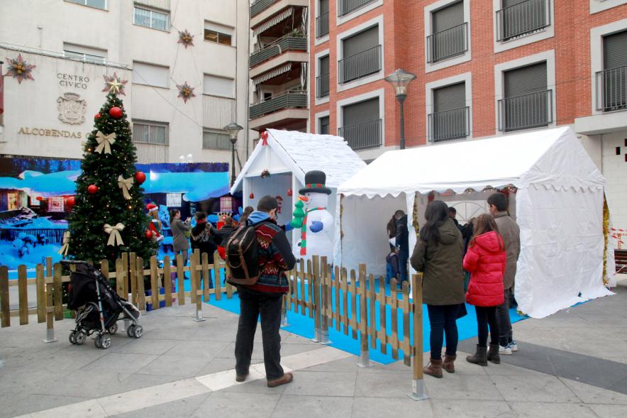 Inauguración Actividades Navideñas - Imagen del público asistente en el mercado navideño.