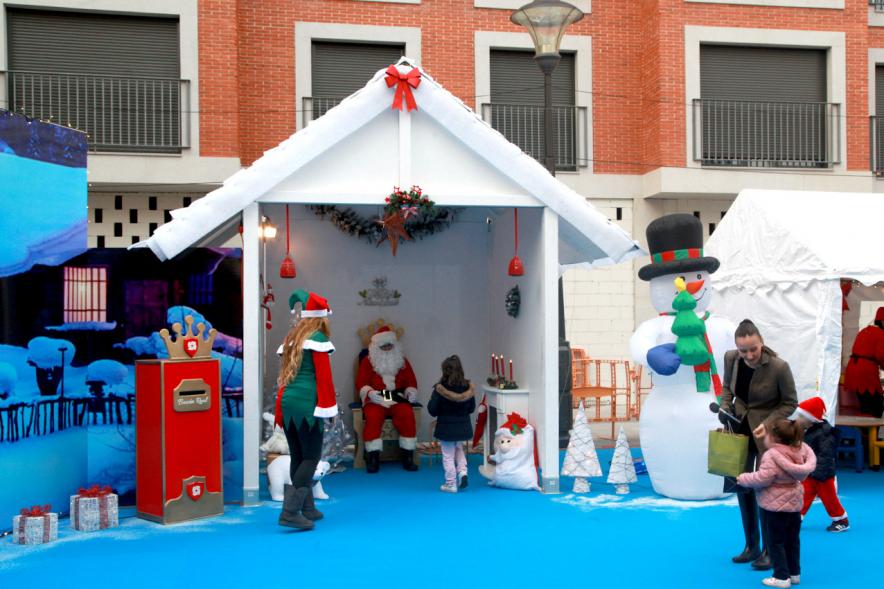 Inauguración Actividades Navideñas - Imagen del público asistente en el mercado navideño.