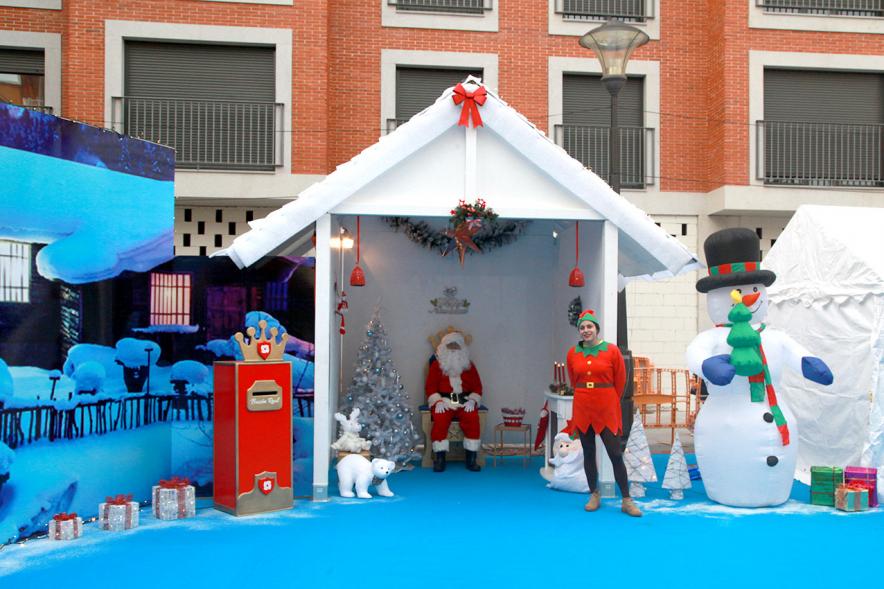 Inauguración Actividades Navideñas - Imagen de Papa Noel en su caseta.