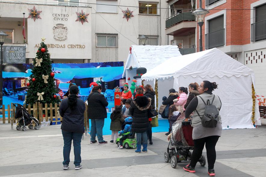 Inauguración Actividades Navideñas - Imagen del público asistente en el mercado navideño.