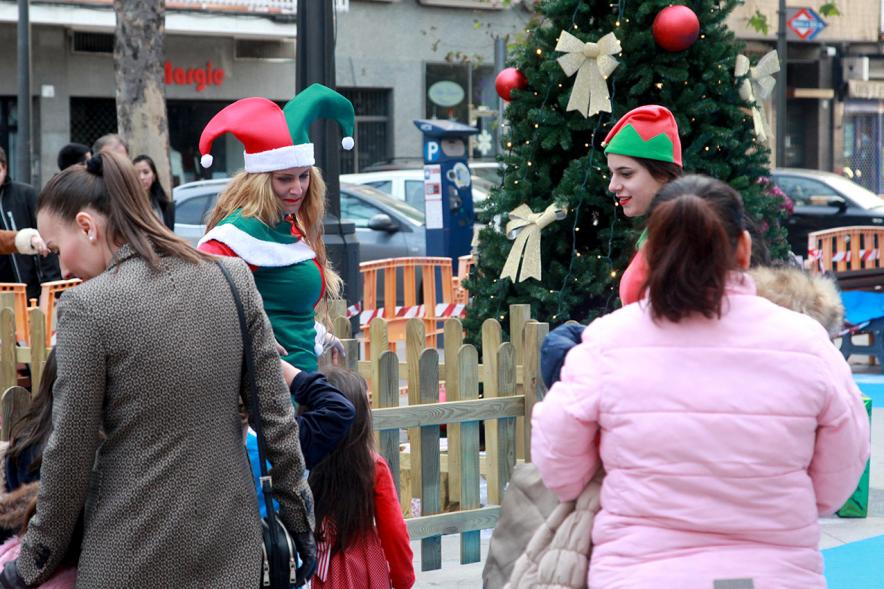 Inauguración Actividades Navideñas - Imagen del público asistente en el mercado navideño.
