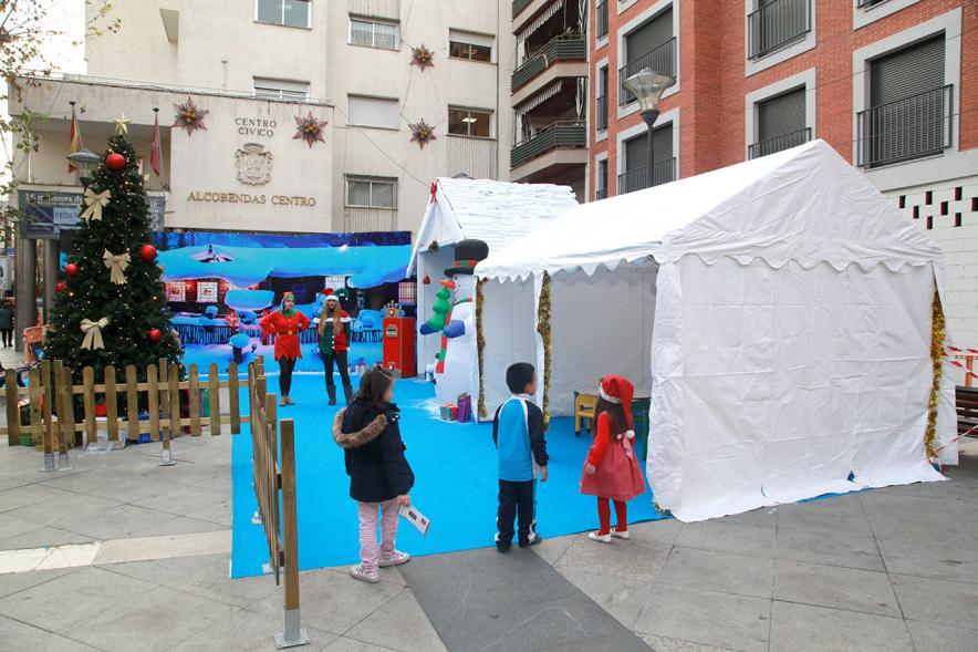 Inauguración Actividades Navideñas - Imagen del público asistente en el mercado navideño.