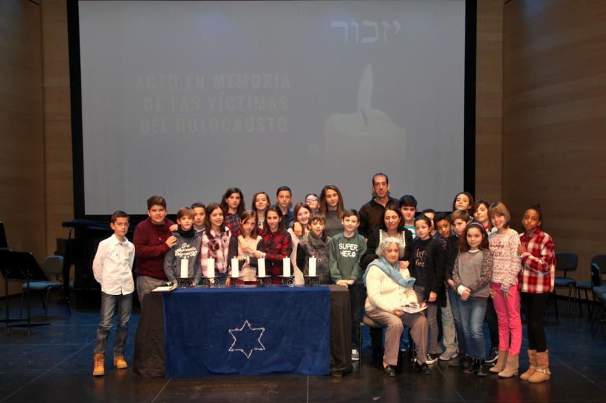 Acto en Memoria de las Víctimas del Holocausto - Posado de todo el grupo.