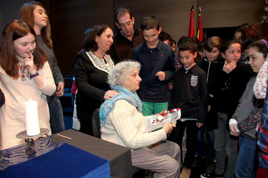 Acto en Memoria de las Víctimas del Holocausto - Homenaje a la superviviente.