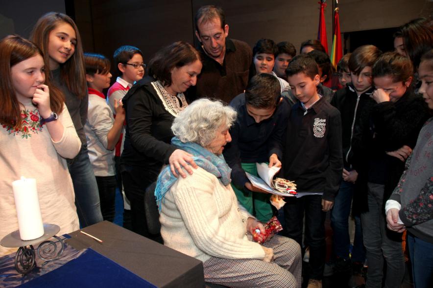 Acto en Memoria de las Víctimas del Holocausto - Homenaje a la superviviente.
