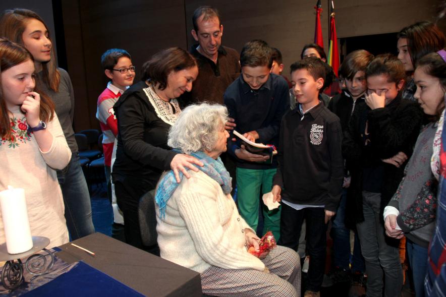 Acto en Memoria de las Víctimas del Holocausto - Abrazo emotivo con la superviviente.